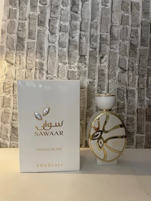 Sawaar Vanille Blanc khadlaj 100ml - Khadlaj, Sawaar Vanille Blanc extrait the parfum 100ml ca 85-90 ml kvar se bild för noter, mängd kvar. Batch kod från 2026 januari. 
