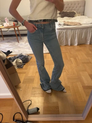 Bootcut Mid waist - Mid waist bootcut jeans i ljusblå 
