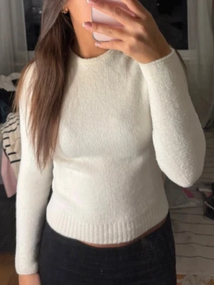 Stickad tröja - Använd fåtal gånger, bra och mjuk i skicket