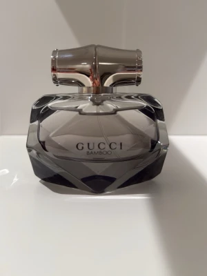 GUCCI Bamboo Edp  - Gucci Bamboo Eau de Parfum är en feminin och uttrycksfull doft för den moderna, mångfacetterade kvinnan – stark men samtidigt graciös. En sensuell komposition där mjukhet och intensitet möts i perfekt harmoni. Djupt sandelträ och fyllig tahitisk vanilj inleder doften och möter ett unikt amberackord i hjärtat. I basen blommar Casablancalilja, apelsinblomma och ylang-ylang – en exotisk blommighet som lyfter fram doftens eleganta karaktär. Ord pris. 1400kr