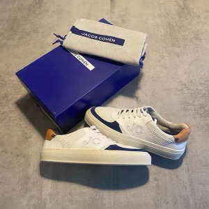 Jacob Cohen skor  - Säljer ett par feta Jacob Cohen  skor | allt oh tillkommer | skicket på skorna är 10/10 helt nya | storlek 43 | ny pris 8000: mitt pris är 1999 | skriv vid frågor och funderingar    