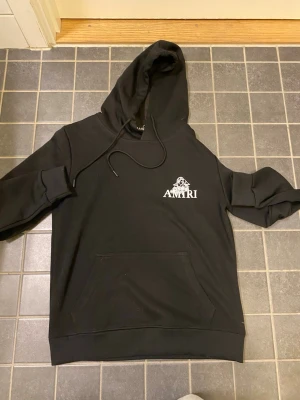 AMIRI hoodie - En helt ny AMIRI hoodie med design på ryggen. Jätte bra kvalitet och skick. En väldigt bra replika! I barn storlek passar bra till barn från 163cm-165cm