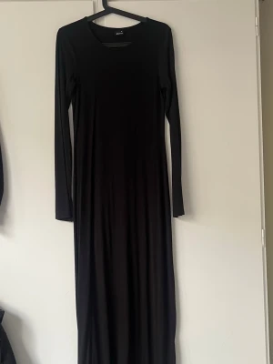 Klänning - Lång svart figursydd klänning ifrån GinaTricot i storlek M💕