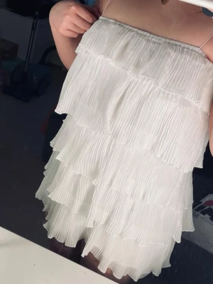 Vit volangklänning med tunna band - Helt oanvänd, den är lite för tajt på mig. Perfekt till studente/skolavslutning eller midsommar. Skönt material🥰