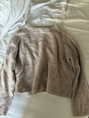 Beige stickad tröja från lager 157 - Mysig beige stickad tröja från 157 med rund halsringning och långa ärmar. Tröjan har endast används några få gånger!