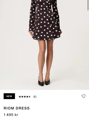 Adoore klänning Riom mini dress storlek 32 helt ny!  - Supersnygg kort klänning modell RIOM från Adoore.  Brun med vita prickar och lång ärm. Helt ny! Tyvärr lite för tight i armarna för mig. Klänningen har en figurnära passform upptill och utställd kjol