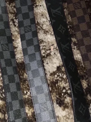 2 bälten - Säljer flera  bälten i olika färger och mönster. Några har klassiskt rutigt mönster i svart och brunt, andra har logga på svart bakgrund. Perfekt accessoar för att lyfta din outfit.