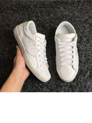 Phillips model helvita - Assnygga Philippe model skor i nyskick, helvita och jätte skonsamt använda. Kan gå ner i pris vid snabba affär❣️