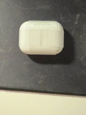 Apple AirPods ACN - AirPods gen4 i väldigt bra skick. Dom är väldigt bra och man kan prata med dom. Säljer dom pågrund av att jag inte vill ha trådlösa längre.