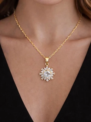 Guldigt halsband med snöflingeberlock - Snyggt halsband med tunn guldfärgad kedja och en gnistrande snöflingeberlock dekorerad med klara stenar. Perfekt för dig som gillar unika detaljer och vill ha något som sticker ut. Levereras i en presentask med vintertema.