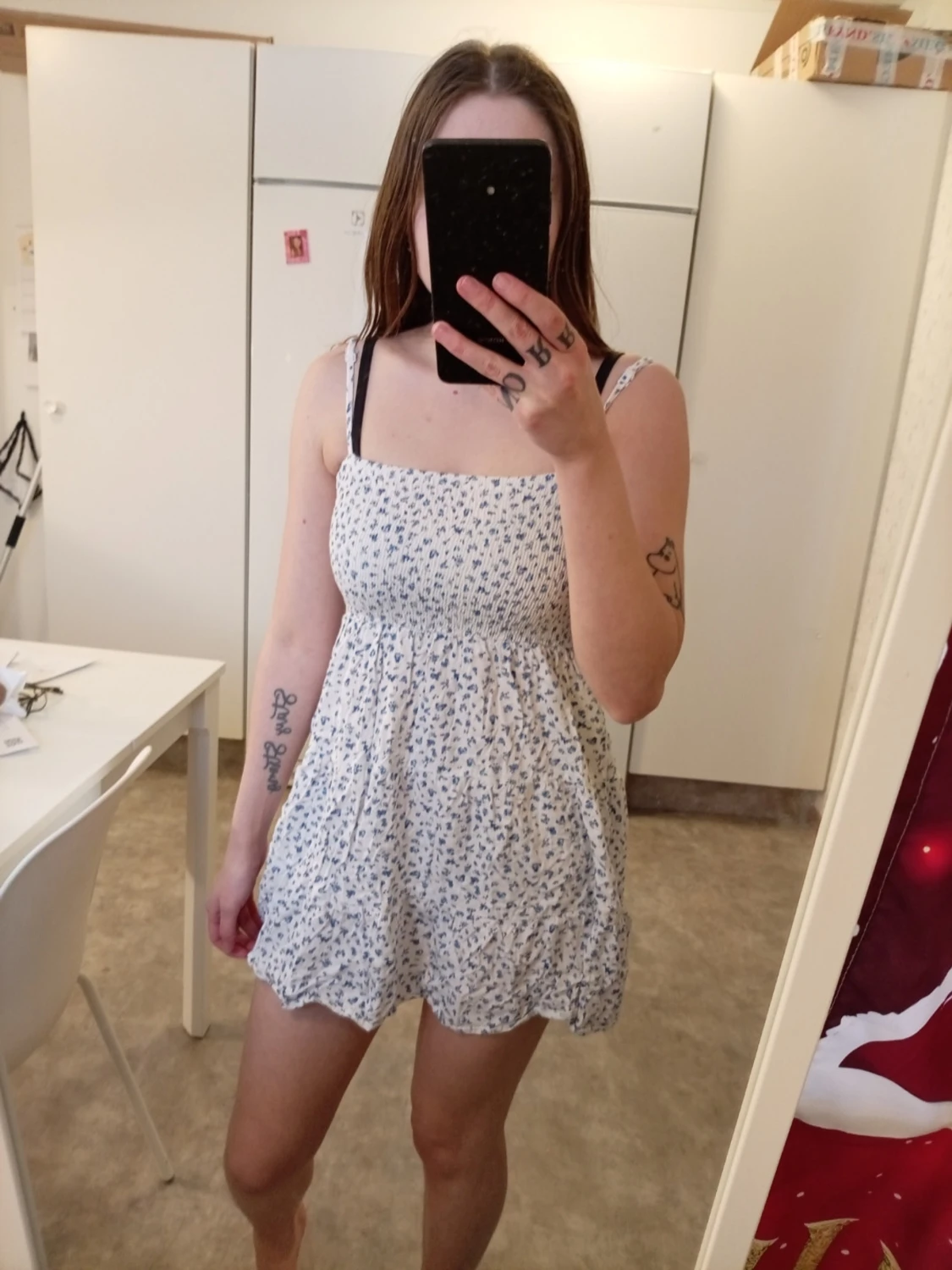 Vit blommig klänning 