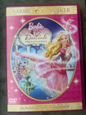 Barbie & de 12 dansande prinsessorna dvd - Barbie och de 12 Dansande Prinsessorna på DVD. Filmen har svenskt tal och text. Speltid: 1 timme 22 minuter. Produktionsår: 2006.  Finns på språk: Svenska, Engelska, Finska   OBS!! skivorna är begagnade så det kan förekomma repor/hairlines på skivorna, men då jag kollar igenom alla filmer jag säljer garanterar jag att alla funkar felfritt om inget annat står! :)