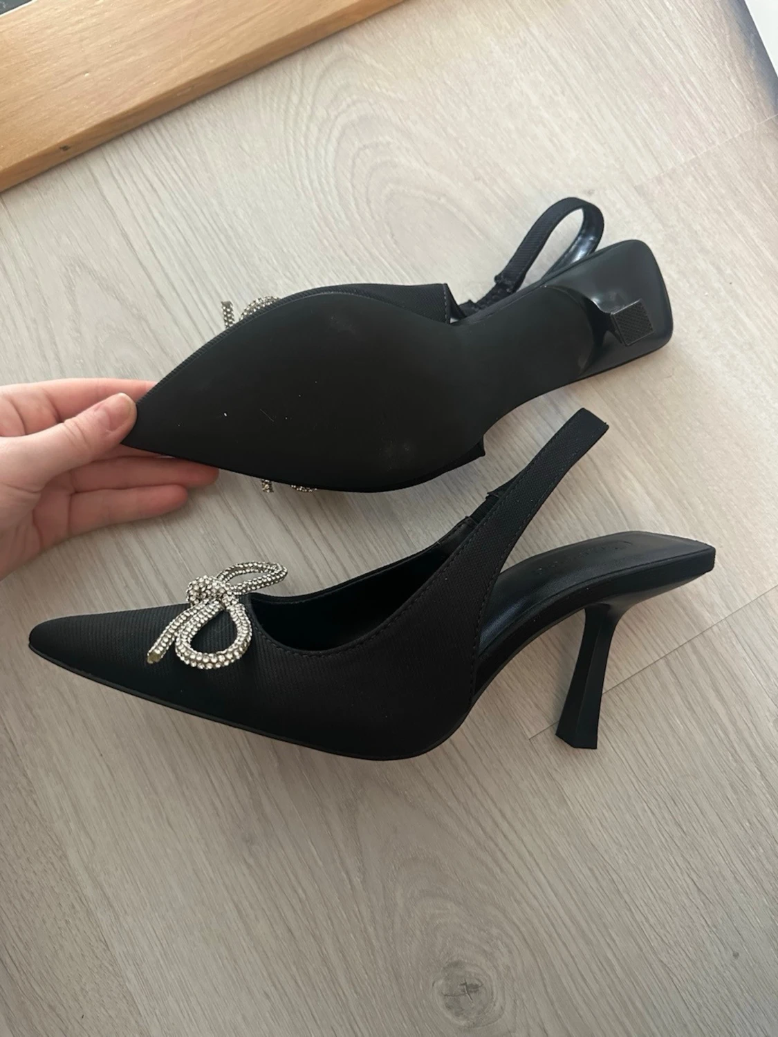 Svarta pumps med strassrosett - 1