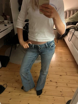 Ljusblå bootcut jeans med låg midja - Säljer dess vintage liknande jeans från GinaTricot! Endast använda 2 gånger och i fint skick💞💞Passar perfekt för mig som är 160cm