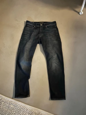 Jeans från J&J - Mörk blå jeans från Jack and Jones, i storlek 30/32. Har använts några få gånger, säljer eftersom jag köpte för liten storlek. Köpta för ca. 800. 