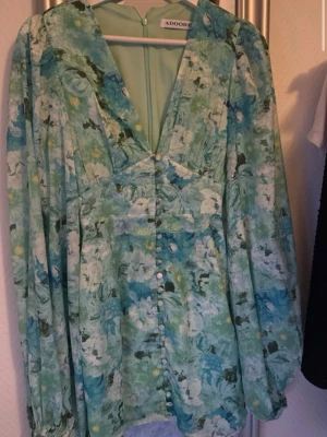 Blommig klänning från Adoore - Snygg adoore klänning önskar provad! Bilden ör från min vinted där den också ligger ute! Endast provad! 🤩 