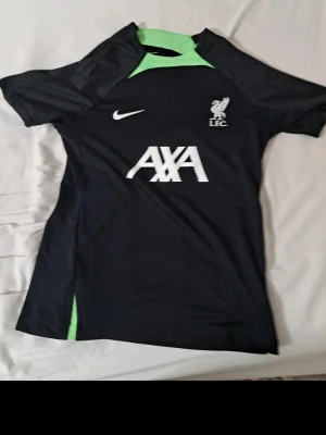 Liverpool t shirt - Fotbolsströja Liverpool jätte snygg och fin säljer den för 250 kr size 158-170 cm