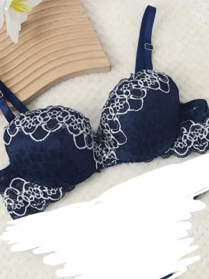 BH:ar - Hej säljer tre stycken BH:ar en vit en rosa en blå med spets de är storlek 70a men den blåa är storlek S säljer alla för 50kr/styck och alla tre för 145kr men pris går alltid att diskutera så skriv gärna innan ni köper säljer pga att de var för stora för mig aldrig använt de bara testat.😊