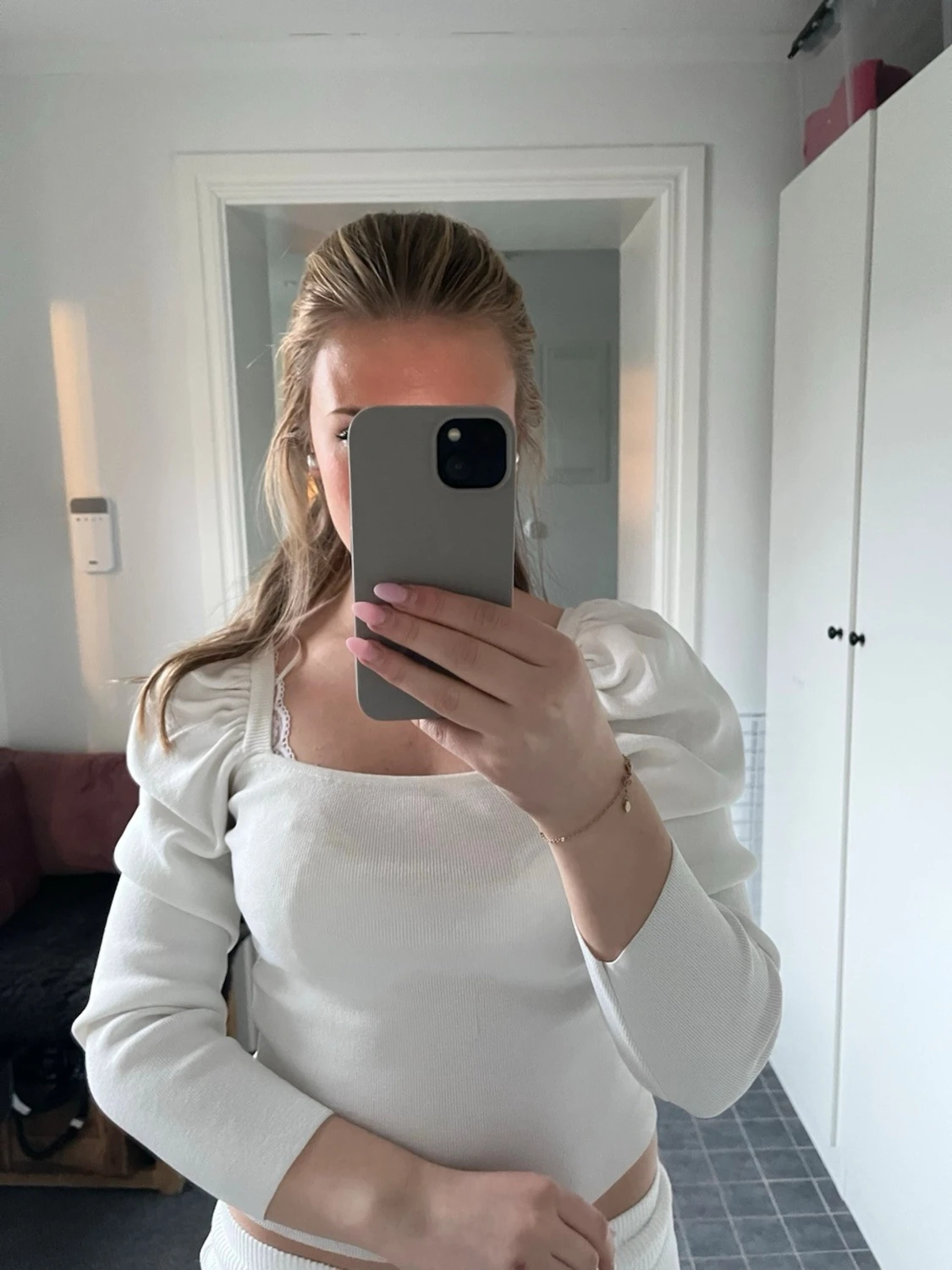 Vit topp med puffärmar