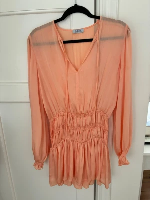 Trendig korall-klänning - Trendig klänning i så fin korall/orange färg. Perfekt för sommaren/semestern!