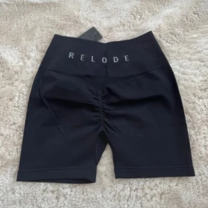 Relode Prime Scrunch - Supersnygga shorts från Relode tyvärr för små för mig💖 Så aldrig använda! Stretchiga med en snygg scrunch baktill😇 Nypris är 579kr💖