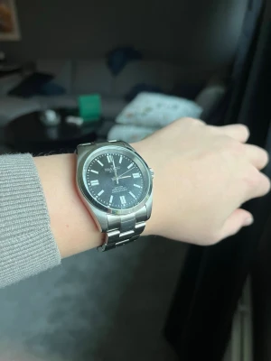 Marlow Miller silverklocka - Tja säljer denna feta Marlow Miller klocka i silver🙌Köptes ny i butik för 1999kr. Har knappt använt😊Ingår även verktyg för att kunna ändra passform👍Hör av dig vid frågor