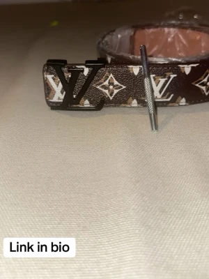 V-bälte - Ett jätte nice bälte som passar alla killar och speciellt dig tro mig det är bästa kvaliten och den är perfekt för sommaren lita på mig💯SKRIV TILL MIG FÖR MER INFO