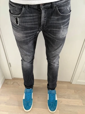 Dondup jeans - Säljer dessa riktigt feta dondup jeans | Modell: George | Storlek 33 | Lagade i grenen som syns i bild, annars bra skick | Slitningarna är design |Skriv vid minsta fråga eller fundering 🤝