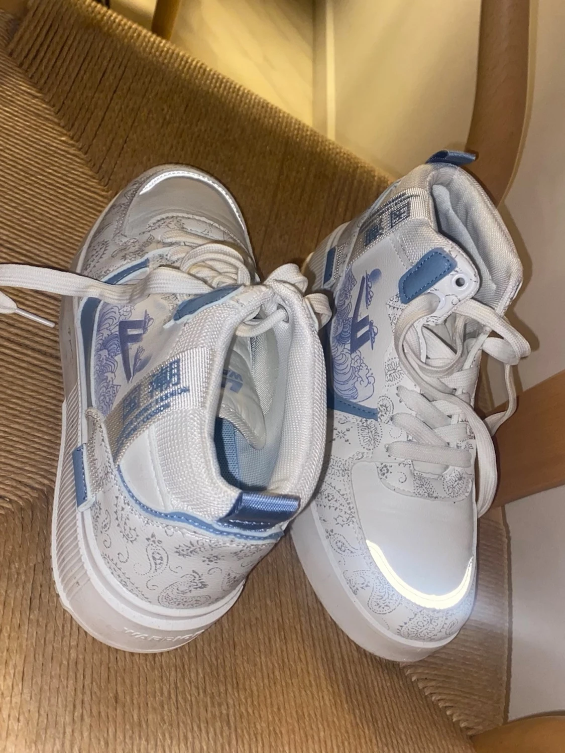 Vita och blå sneakers med mönster - 3