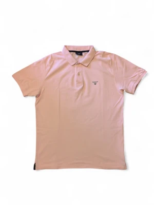 Piké skjorta Gant rosa - Hej!😊  Jag säljer en rosa piké skjorta från Gant.  Storlek M.  Inga defekter.  Fråga gärna om du undrar något 👍  ‼️Priset är inte hugget i sten‼️