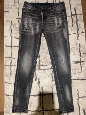 Slim jeans Dsquared2 - Säljer ett par svarta slim jeans från Dsquared2, dem är i perfekt skick och går att matcha på flera olika stiller. Perfekt för dig som vill ha en trendig och edgy look. Först till kvarn. svarar snabbt, passa på! Är det något du undrar skriv!
