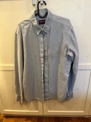 Shirtonomy skjorta - Två synliga fläckar under armarna. Testat att få bort det med Vanish utan resultat. I övrigt mycket fint skick