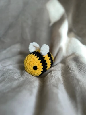 Virkat bi  - Biet är ca 9 cm högt (ink vingarna)💕 den har Säkerhetsögon som inte rekommenderas för barn under tre år!