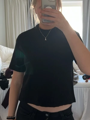 Svart stickad t-shirt - Snygg svart stickad T-shirt 🙌🏼 lite kortare i modellen men perfekt nu till våren 🥰 tröjan är från Gina i storlek S💞