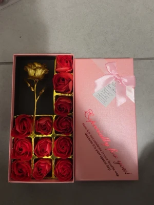 Guldros och tvålrosor  - Tvålrosor i ett fint presentförpackning med en guldros. Perfekt för att ge den till någon man älskar/uppskattar. Jätte fint och unikt present. Varje blad kan användas som tvål!   Finns att hämta i Malmö men kan även frakta!