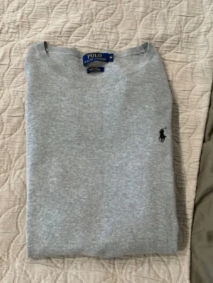 Ralph lauren  - Ralph lauren stickad tröja (grå) || riktigt fet tröja i väldigt bra skick, 9/10 || tröjan är stl M || Nypris: 2199:- || mitt pris: 749:- || hör av er vid frågor eller intresse ✌🏽|| Mvh M12closet 🔝🔹