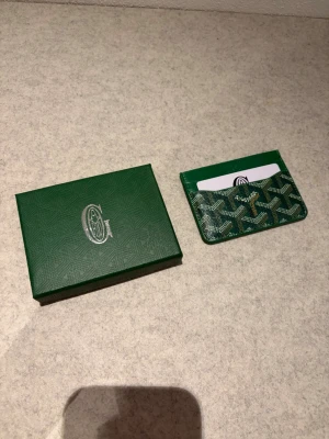 Cardholder  - Säljer ett stilrent grönt kortfodral i fint skick allt på bilden ingår 