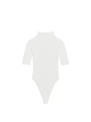 Vit polobody från Zara - Säljer en vit body från Zara med polokrage/halvkrage och halvlånga ärmar. Perfekt att styla med vida jeans för en clean och trendig look. Aldrig använd utan endast testad en gång, säljer pga fel storlek🫶🏼