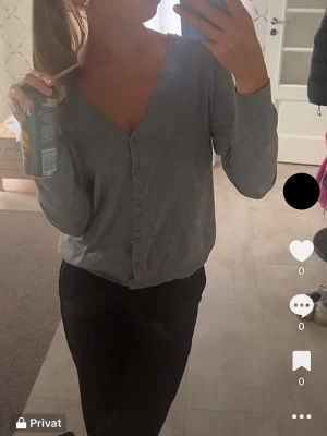 Grå v-ringad kofta med knappar - Super fin grå kofta med v-ringning!🩶 Andvänd max 2 gånger så den är precis som när jag köpte den🥰 Rätt så tjockt stickad/tyg men väldigt luftig så passar perfekt året om💕