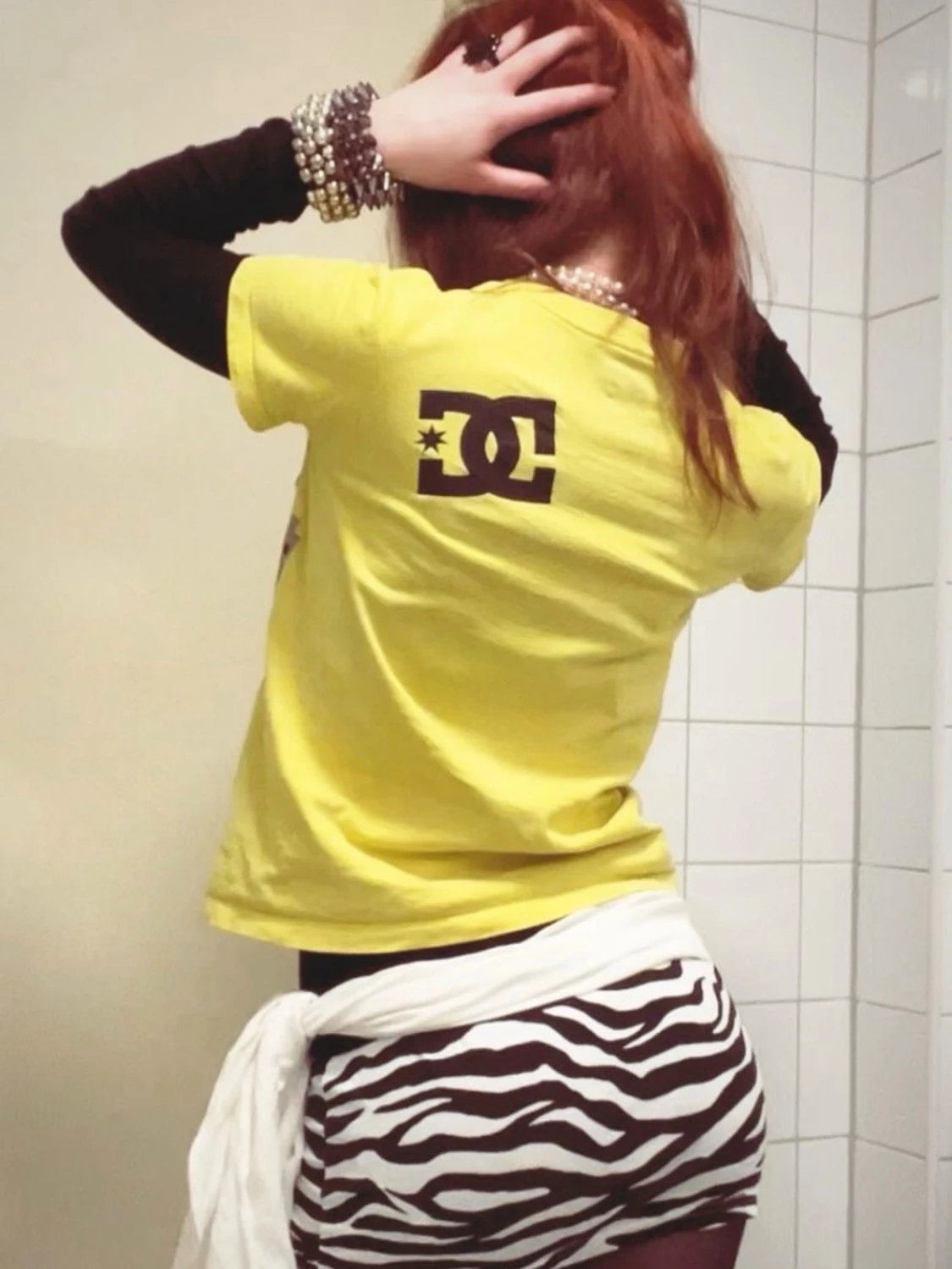 Gul DC t-shirt med stor logga - 1