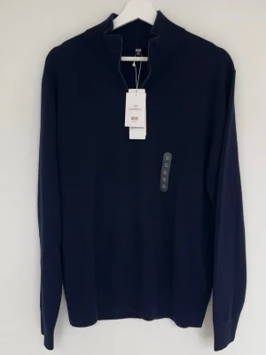 Helt ny Kashmir Halfzip Uniqlo - Helt ny kashmir halfzip från uniqlo! Alla lappar sitter kvar så 100% ny. Modellen är ca 180, 70kg. Storlek M. Kontakta mig för fler frågor och funderingar!