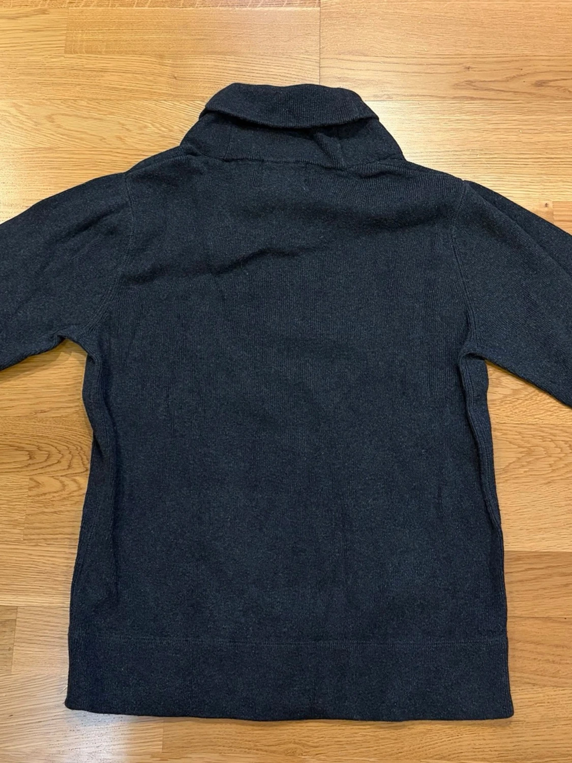 Mörkblå stickad tröja med krage - 1