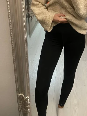 Träningstights  - Svarta träningstights från CONTRA i storlek XS i BRA skick.