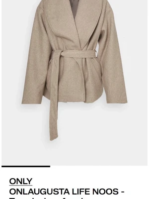 Beige kappa från ONLY med knytskärp - Stilren beige kappa från ONLY med bred krage och knytskärp i midjan. Kappan har en mjuk ull-liknande yta och är helfodrad för extra komfort. Perfekt för dig som vill ha en klassisk och trendig look.     Priset är diskuterbart 
