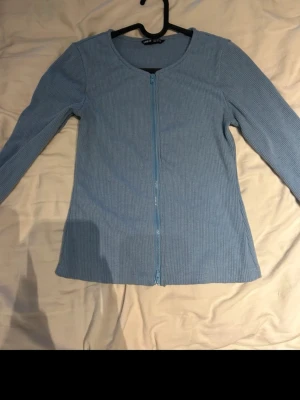 Långärmad tröja - Dragkedja som går att dra från bägge hållen. Sjukt snygg. Använd. Den är INTE fläckig, ser bara så ut på bilderna.