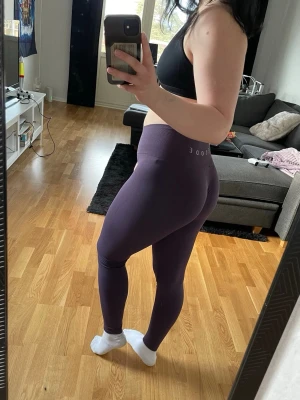 Relode Prime Scrunch Tights - Supersnygga tights från Relode i färgen Plommonlila. Hög midja, scrunch och tight men stretchig passform.💜