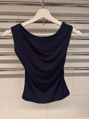 Topp - Topp med öppen rygg från Stradivarius. Nästan aldrig använd, mycket bra skick. Storlek S