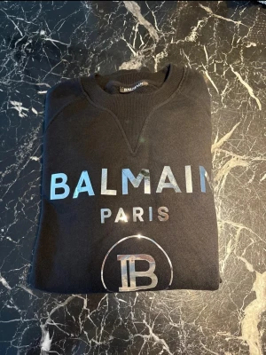 Svart sweatshirt från Balmain Paris - Snygg orginal tröja från Balmain Paris i gott skick Storlek S 