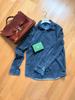 Tiger of Sweden Jeans skjorta - Säljer nu en marinblå jeansskjorta från Tiger of Sweden i mycket bra skick👍Mycket sällsynt och eftertraktad modell✅Nypris: 1789 Mitt pris: 449🤩Var inte rädd för att ställa fler frågor❤️