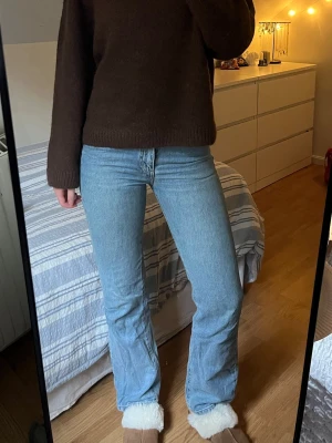 Low waist jeans  - Jättesnygga low waist jeans från bikbok!        ” Low straight Waist 24, Length 30”                 Jeansen är använda, men nästan som nyan 